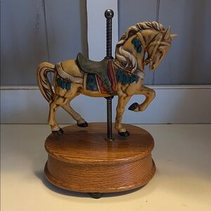 Vgt Willitts Melodies carousel playing “Carousel Waltz”.